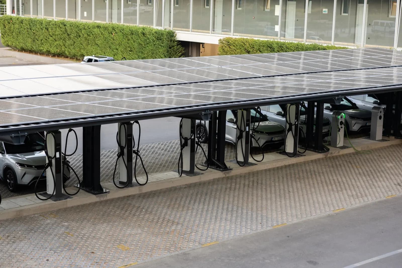 Električna vozila na punjačima ispod solarnog nadstreška