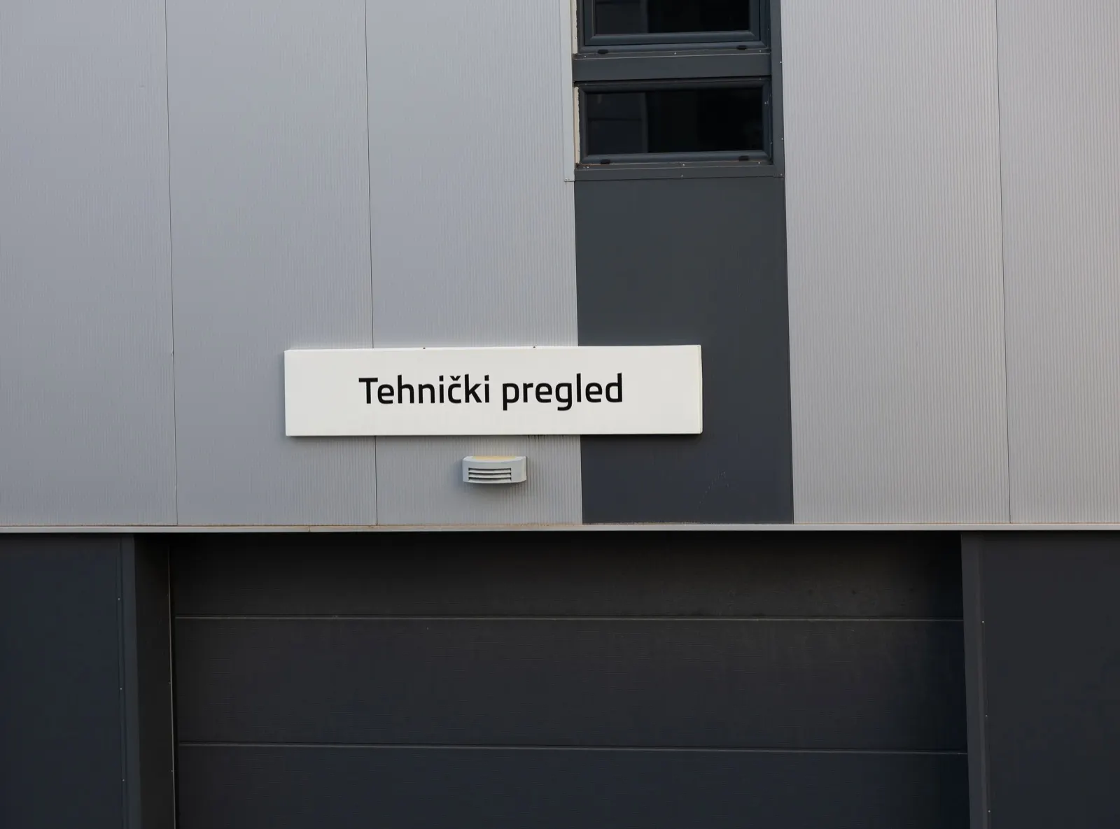 Natpis Tehnički pregled na fasadi D.A.J.M.I. kompleksa