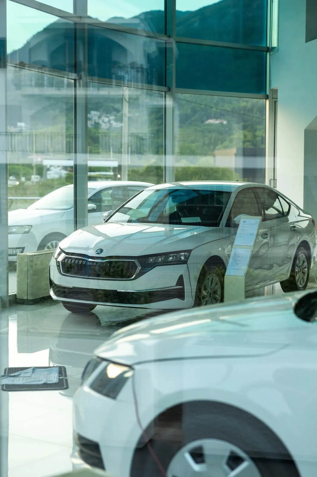Bijela Škoda u salonu D.A.J.M.I. Autocentra