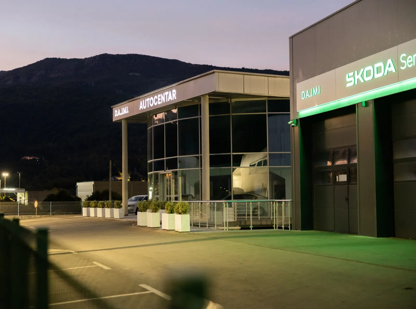 D.A.J.M.I. Autocentar i Škoda servis u sumrak